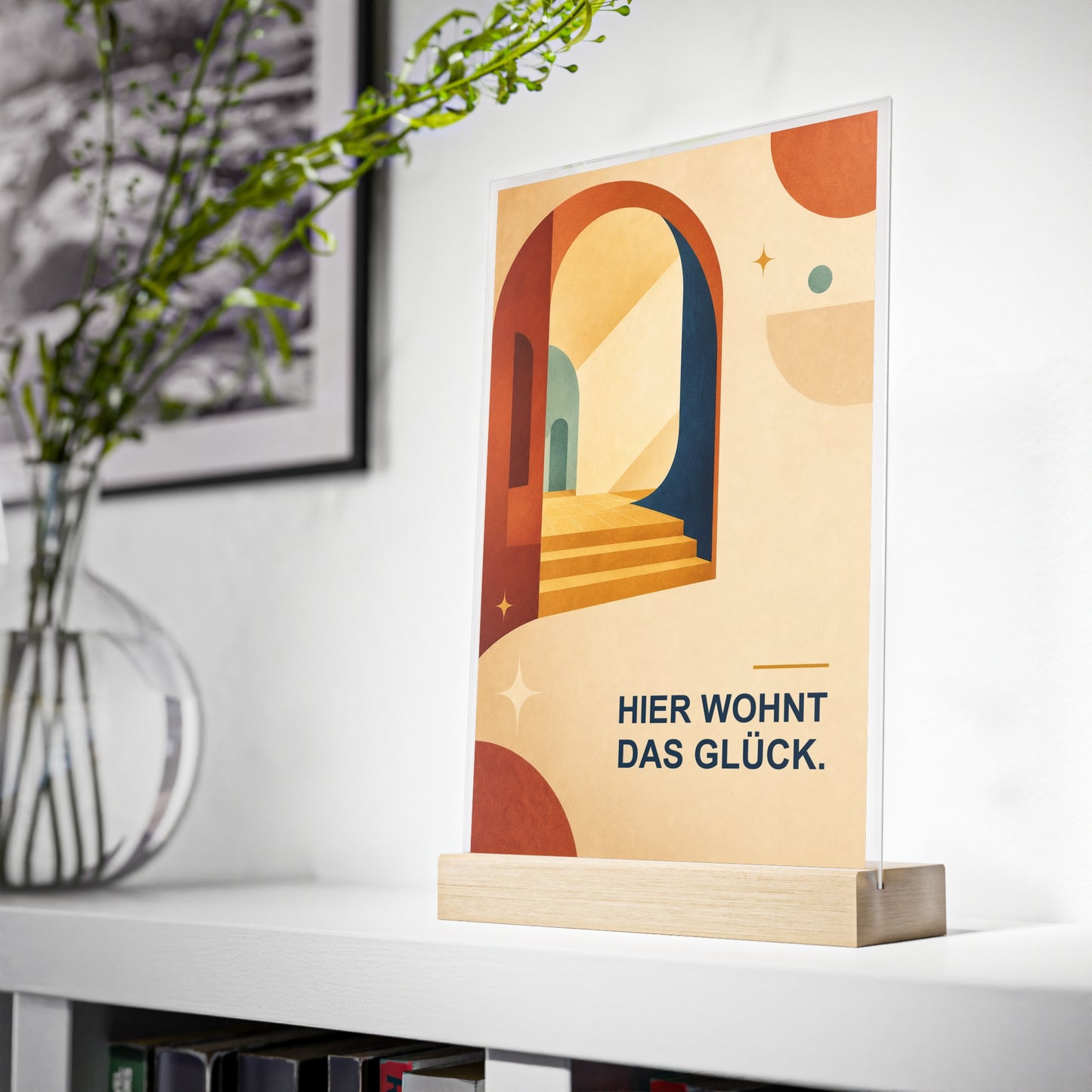 Acrylschild „Hier wohnt das Glück.“ mit Holzfuß – Warmes Retro-Home-Deko
