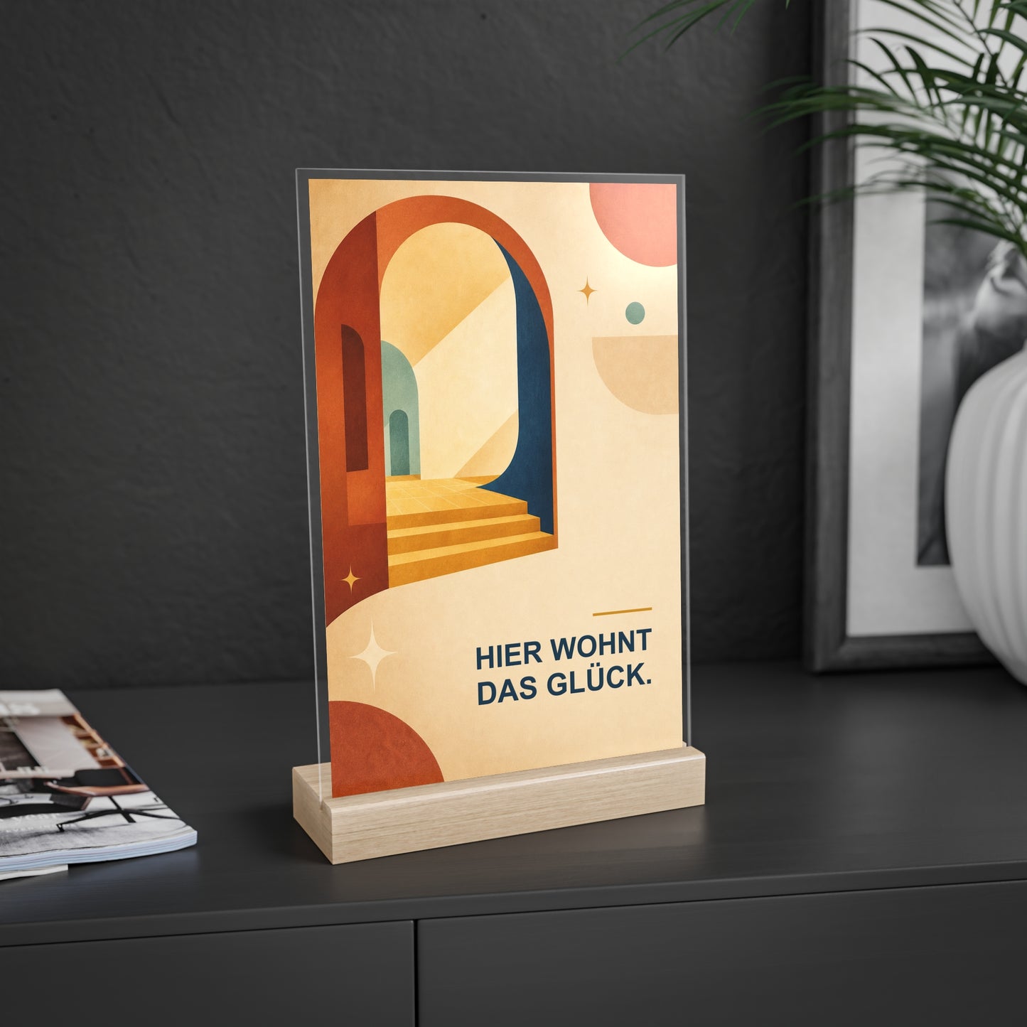 Acrylschild „Hier wohnt das Glück.“ mit Holzfuß – Warmes Retro-Home-Deko