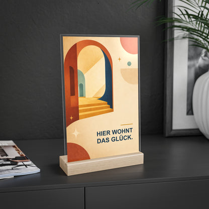 Acrylschild „Hier wohnt das Glück.“ mit Holzfuß – Warmes Retro-Home-Deko