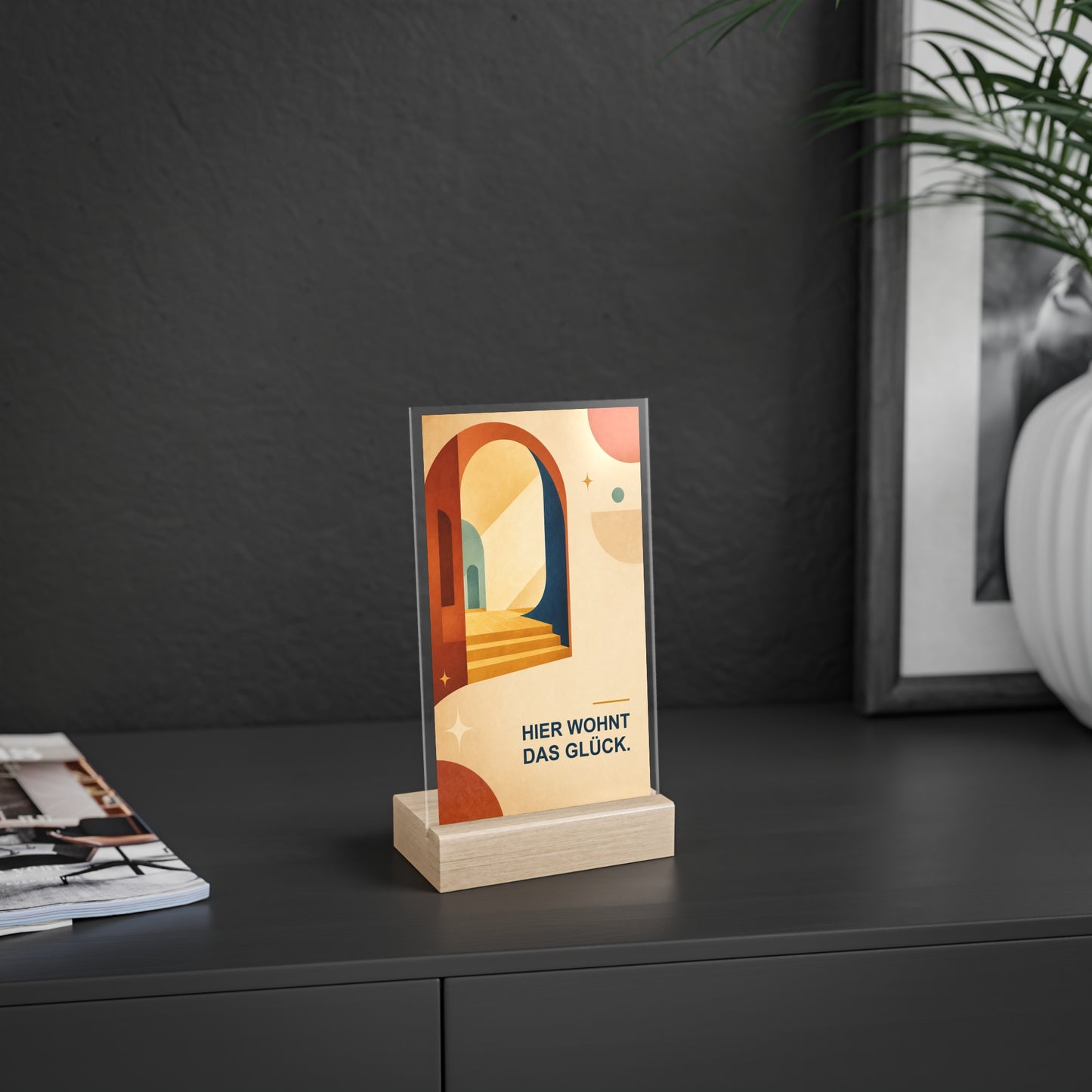 Acrylschild „Hier wohnt das Glück.“ mit Holzfuß – Warmes Retro-Home-Deko