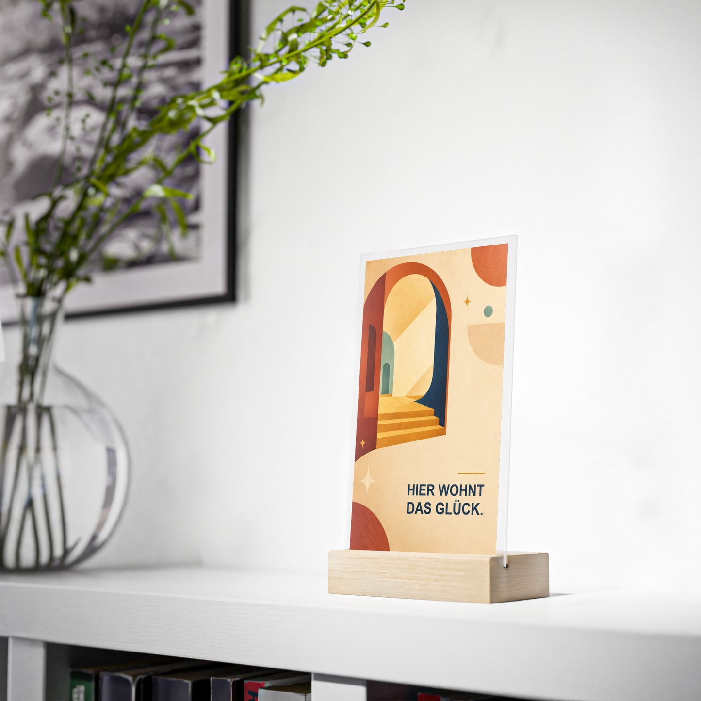 Acrylschild „Hier wohnt das Glück.“ mit Holzfuß – Warmes Retro-Home-Deko