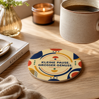Ceramic Coaster — "Kleine Pause. Grosser Genuss." Retro Geometric Coffee Coaster